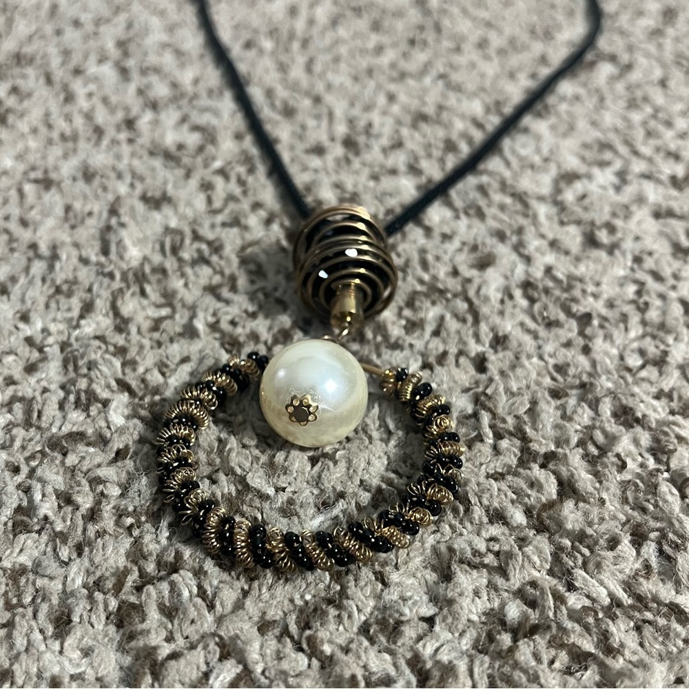 Elegant Gold and Black Pendant Necklace